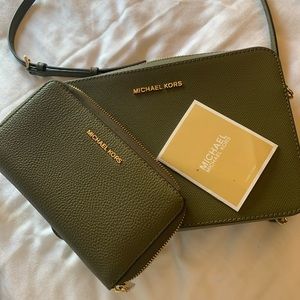 Michael Kors Large Jet Set Crossbody & Wristlet